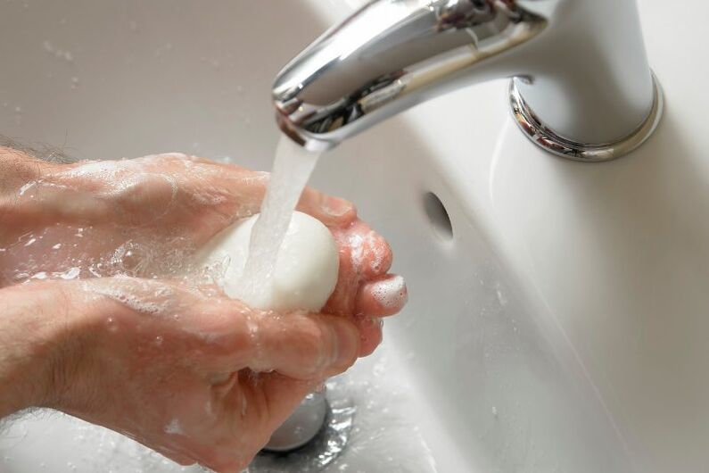 миття рук з милом для профілактики глистів